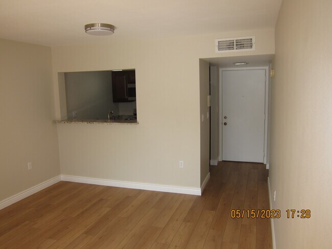 Building Photo - 3033 E Devonshire Ave