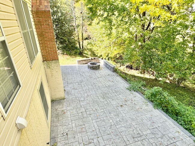 Building Photo - GORGEOUS COLONIAL IN WOODBRIDGE!