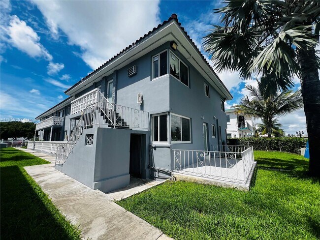 Building Photo - 2045 Calais Dr