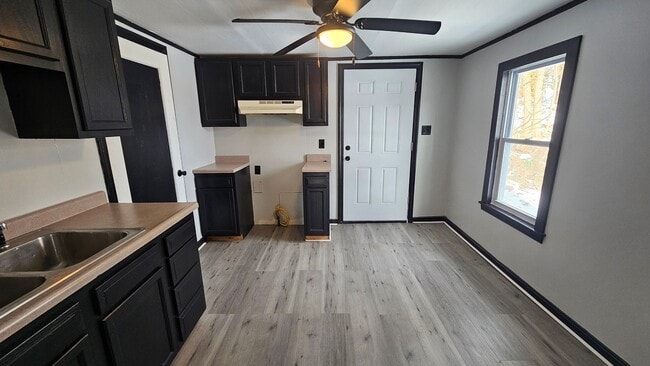 Building Photo - Newley renovated single family 1 bed 1 bath home for rent!