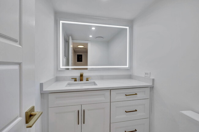 Building Photo - 3100 N Palm Aire Dr