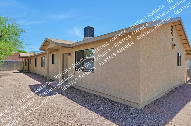Building Photo - 1107 W Sonora St