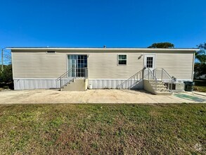 Building Photo - Centrally Located, 3/2 Manufactured Home F...