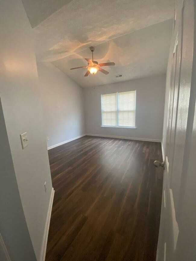 Building Photo - 3 BR 2 BA Maysville