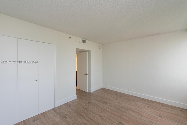 Building Photo - 1541 Brickell Ave
