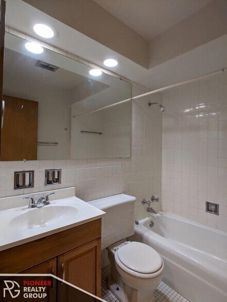 Building Photo - 531 W Aldine Ave