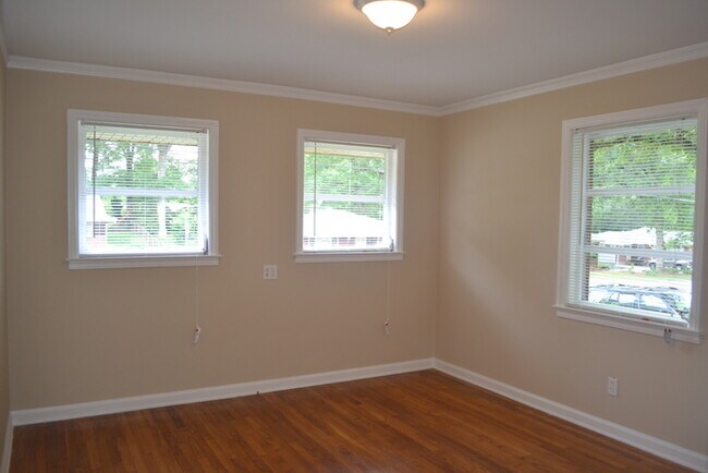 Building Photo - 3BR/1Bth with Covered Patio and Large Stor...