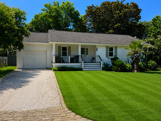 Building Photo - 3 Bedroom 2 Bath Furnished House in Harborgate Shores - Mt Pleasant