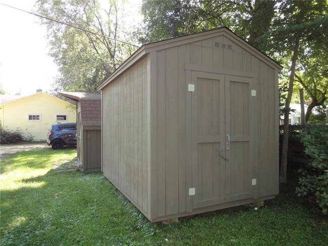 Building Photo - 2336 Ives Ln N