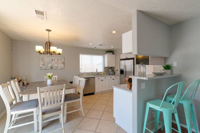 Building Photo - AVAILABLE NOW- 3 bed 3 bath aprox 1678 sq ...