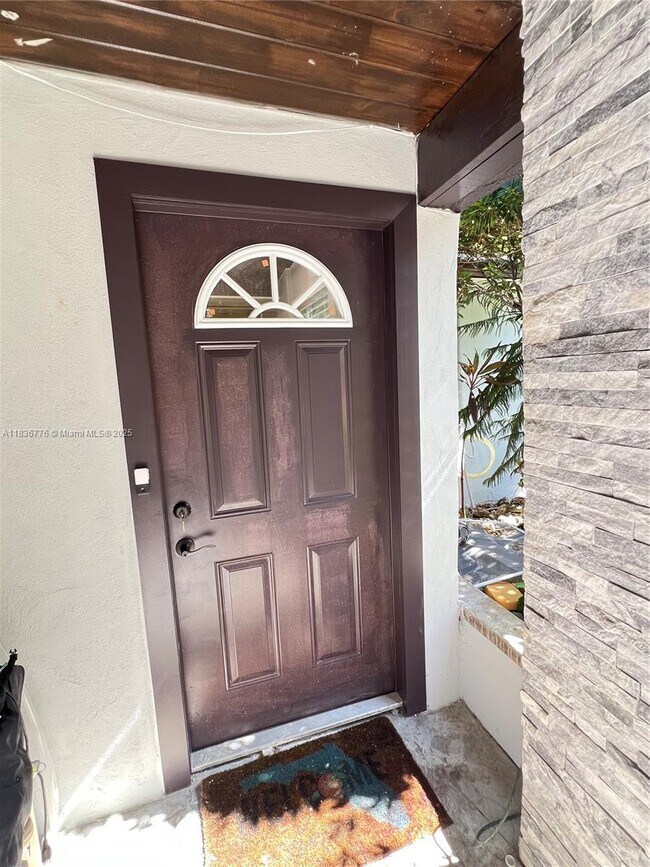 Primary Photo - 511 N 70th Way