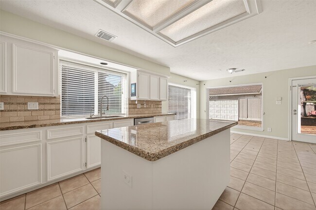 Building Photo - 1918 Shadow Forest Dr