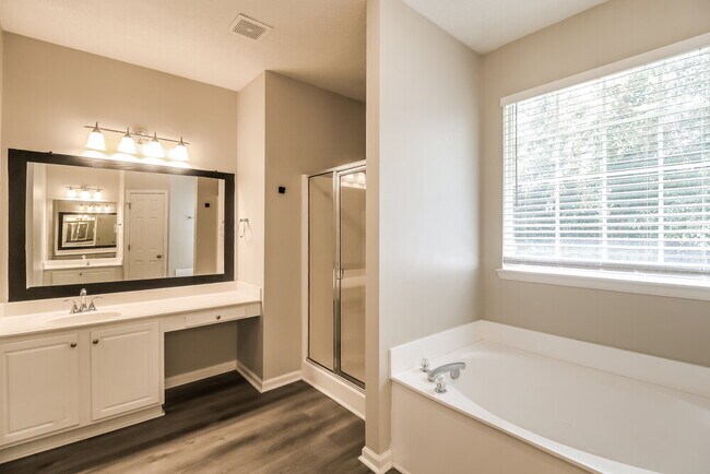 Building Photo - 7601 Hilltop Way