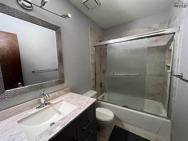 Building Photo - 2108 Selma Dr