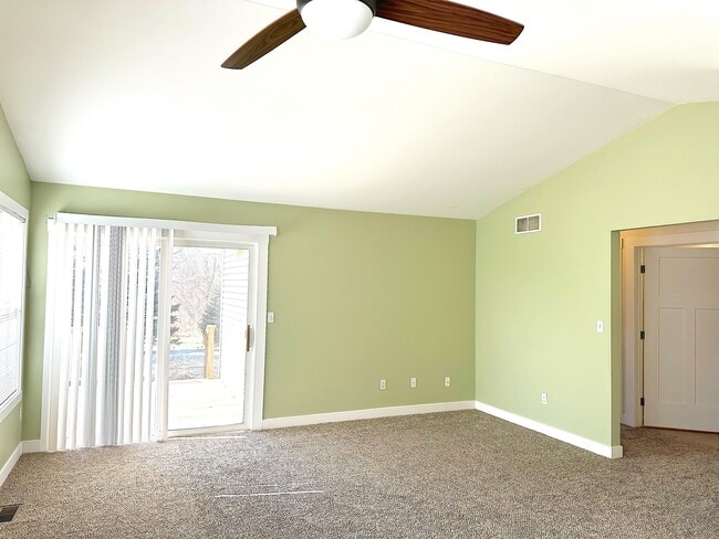 Building Photo - 460 Fox Ln