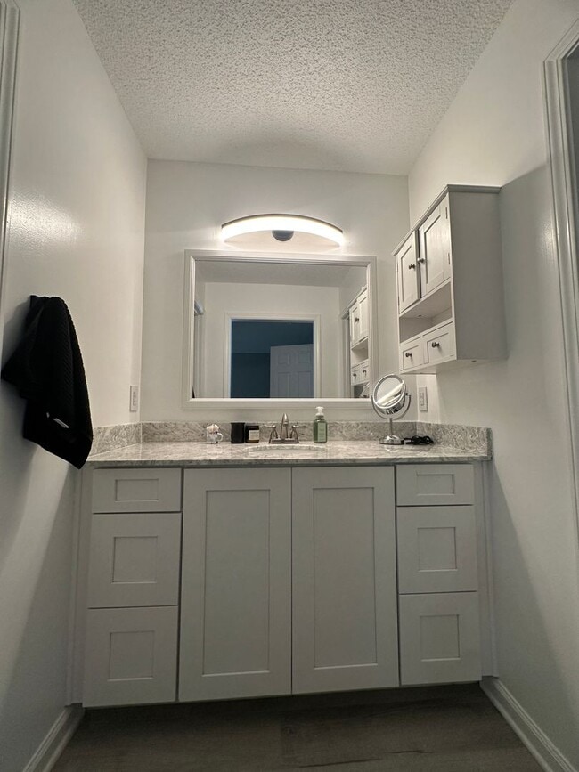 Building Photo - Foxhill Commons Subdivision!  Fully Furnis...