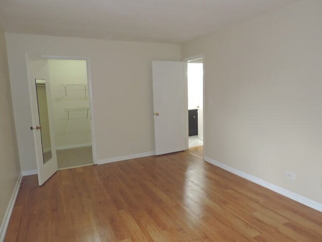 Building Photo - 2275 Country Club Dr