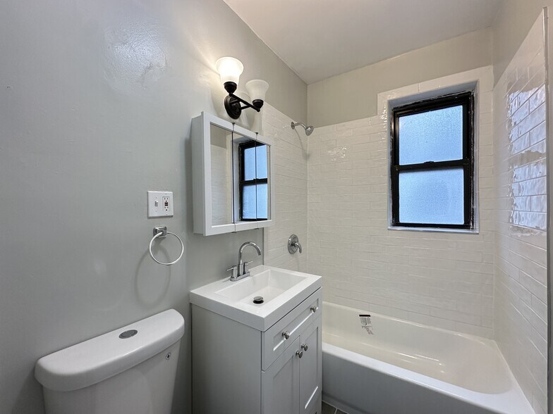 Building Photo - 7000 N Paulina St