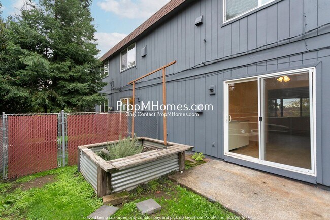 Building Photo - Updated Two Bedroom Unit in the Heart of Oregon City - NEW PHOTOS