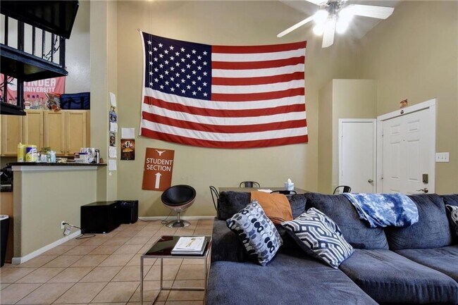 Building Photo - West Campus Condo Under $1000/Bedroom Walking To Campus