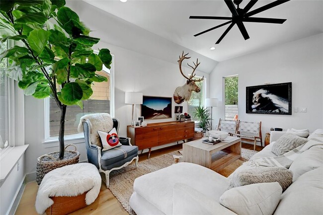 Building Photo - 2909 Kuhlman Ave