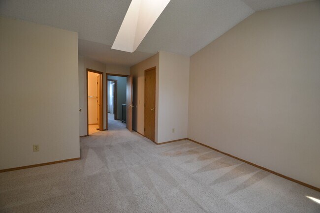 Building Photo - 2 Bed 1 Bath Townhome Centrally Located
