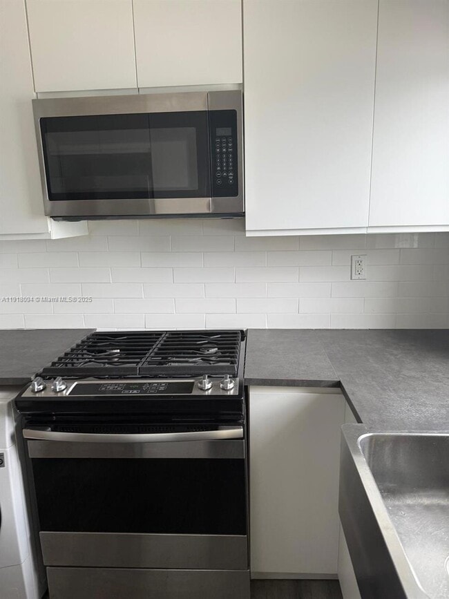 Building Photo - 9281 W Bay Harbor Dr