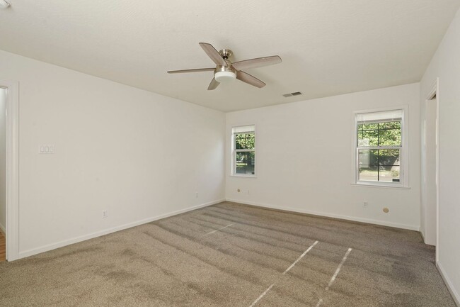 Building Photo - Beautiful 4 Bed/2 Bath Home Available Now!