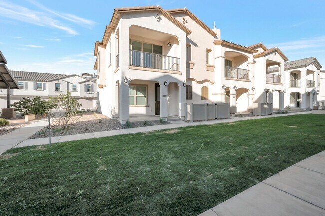 Building Photo - Like New Luxurious Modern 3 Bedroom 2 Bath...