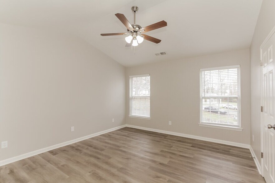 Building Photo - 211 Winding Canyon Dr