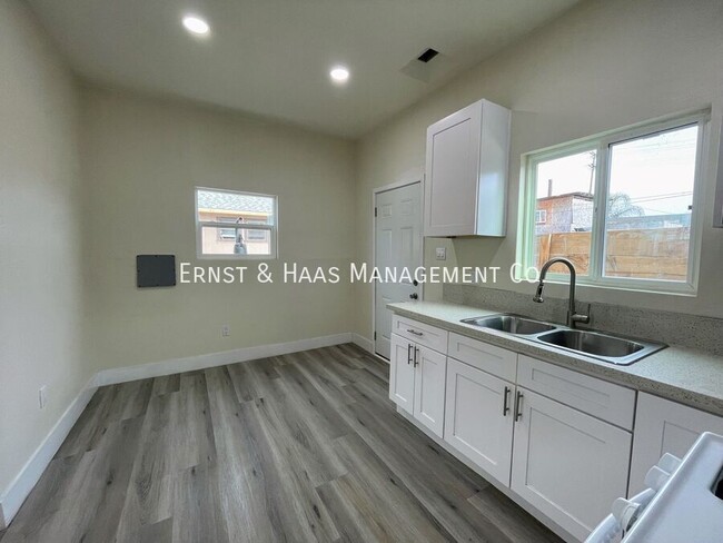 Building Photo - Recently Remodeled and Upgraded Apartment ...