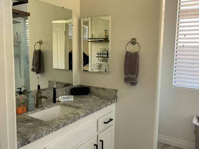 Building Photo - PRIVATE POOL, ADORABLE 3 Bedroom/2 Bath in Dobson Place