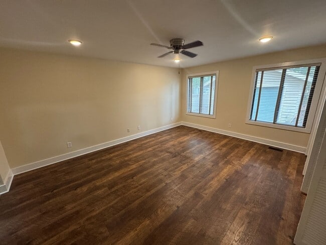 Building Photo - 3 Bedroom 3 Bath Beauty on Golf Course wit...