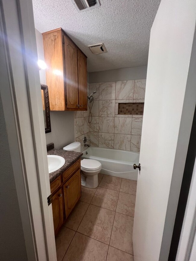 Building Photo - Great Family Home in Northeast Midland