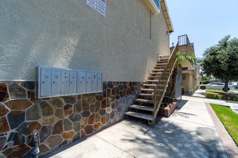 Building Photo - 322 S Claudina St