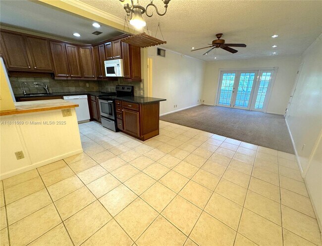 Building Photo - 6245 Bay Club Dr