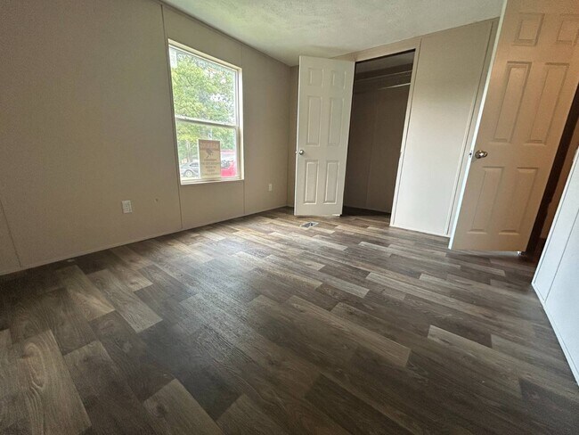 Building Photo - 302 Autumn Ln