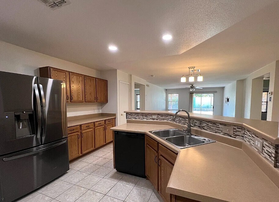 Building Photo - 5926 E Cedarbird Dr