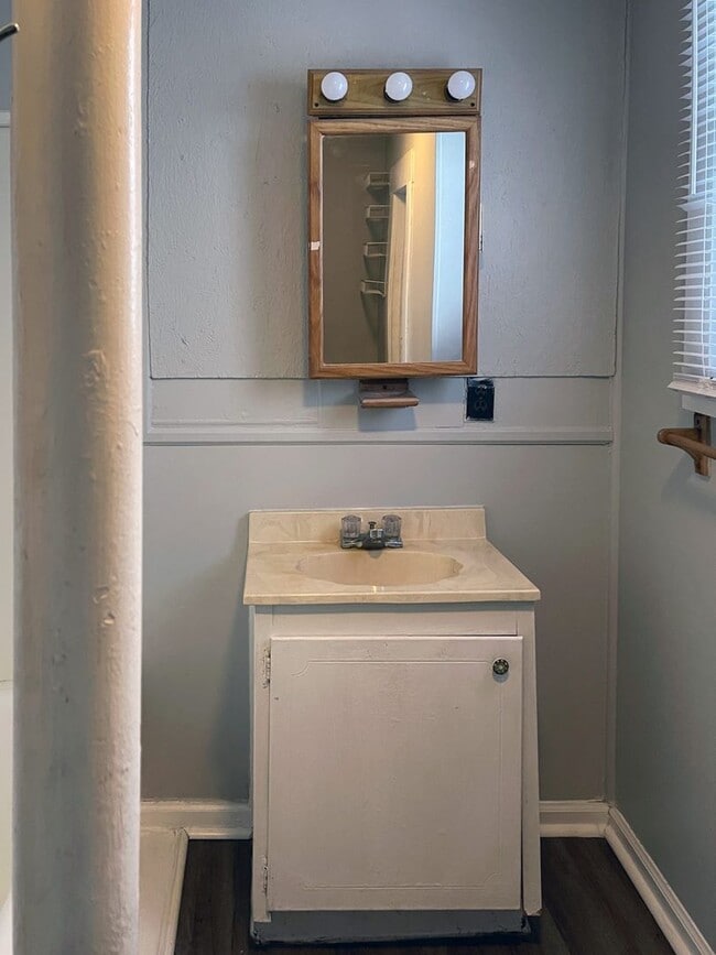 Building Photo - AVAILABLE NOW! Close to Campus