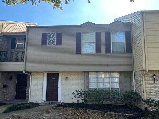 Building Photo - 12925 Trail Hollow Dr