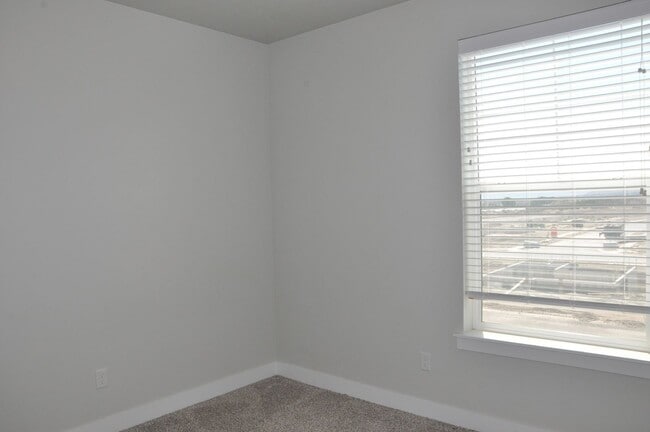 Building Photo - 3 bedroom, 2 bathroom house located in the desirable area of Saratoga Springs/ Lehi, UT