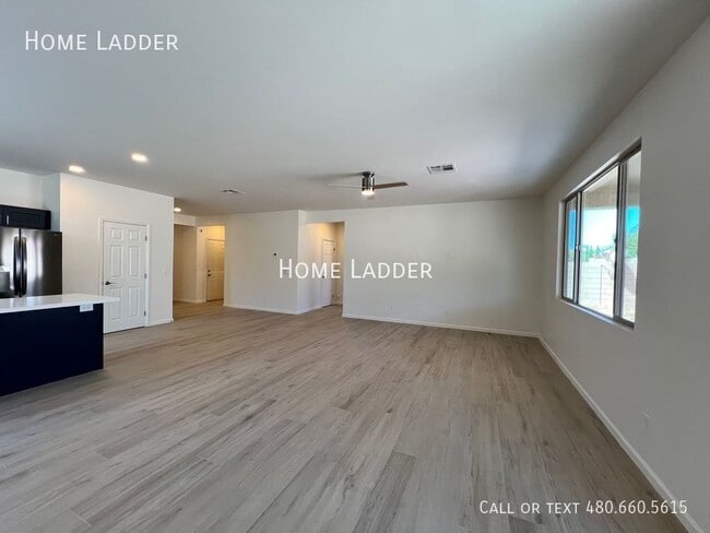 Building Photo - 1536 E Elegante Dr