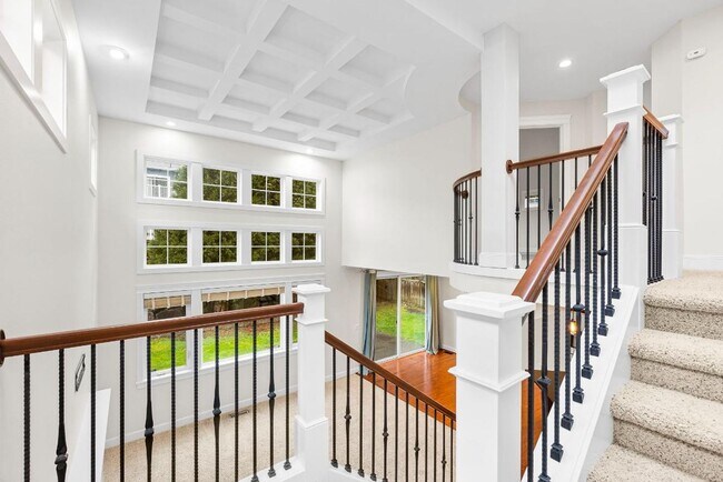 Building Photo - Elegant University Place Home with A/C, Tandem Garage, Office & Balcony Bedroom Near JBLM!