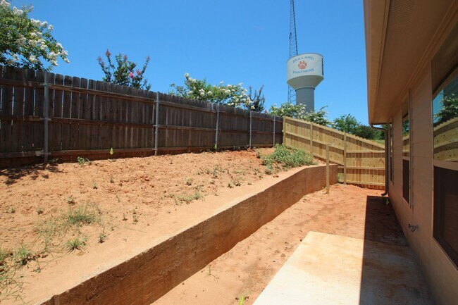 Building Photo - 727 Freedom Way