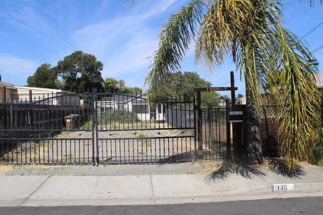 Building Photo - 135 Poinsettia Ave
