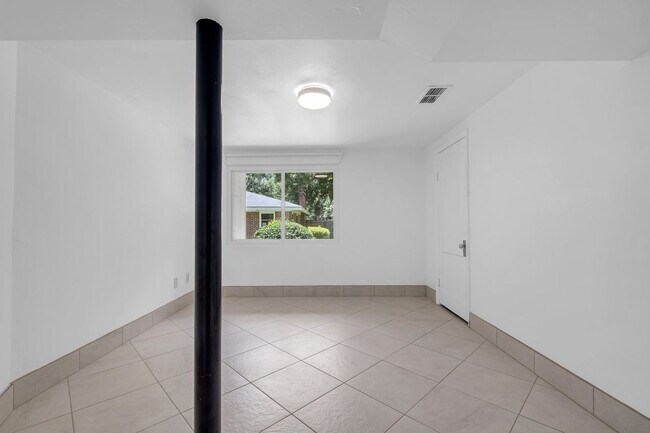 Building Photo - 2208 Escambia Dr