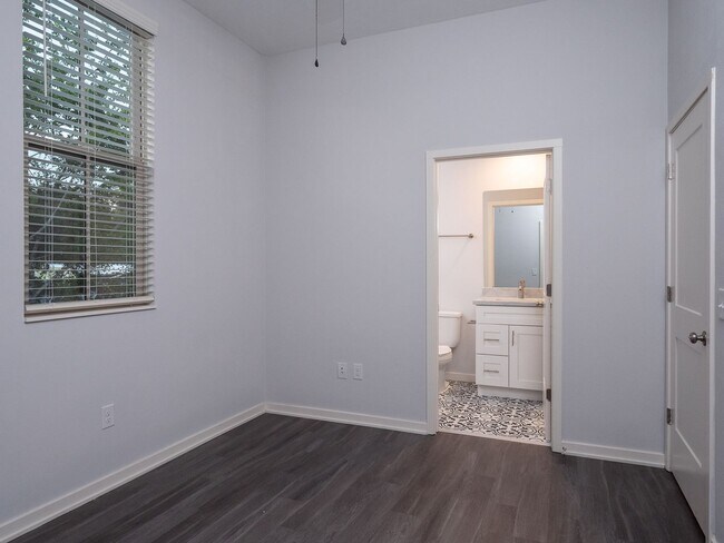 Building Photo - Porter's Parkside - 4 Bedroom, 4 Bathroom ...