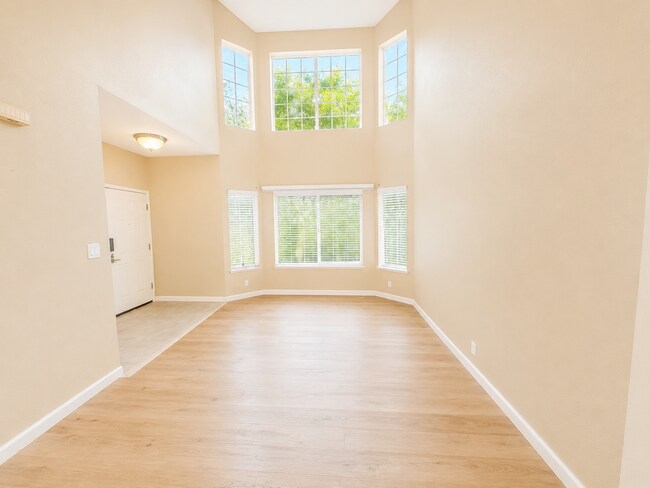 Building Photo - Welcome to this stunning 3 bedroom and 2.5 bathroom in the heart of Fremont, Ca