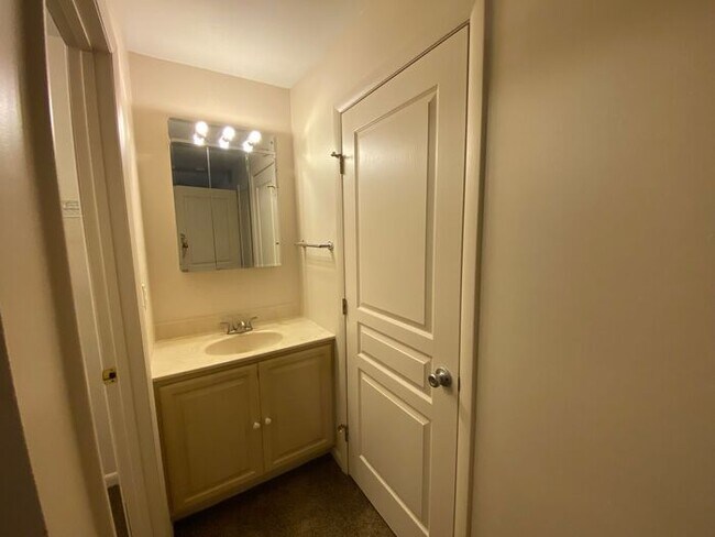 Building Photo - 2 Bedroom Garden Home - Allendale Boulevar...