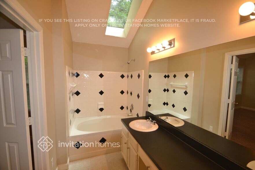 Building Photo - 2704 Kempsford Pl